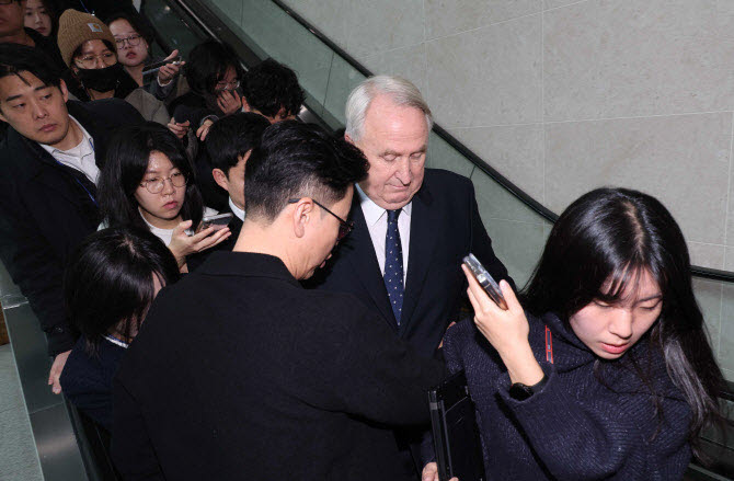 인요한 전 의원이 취재진에게 질문세례를 받고 있다.(사진=뉴시스)