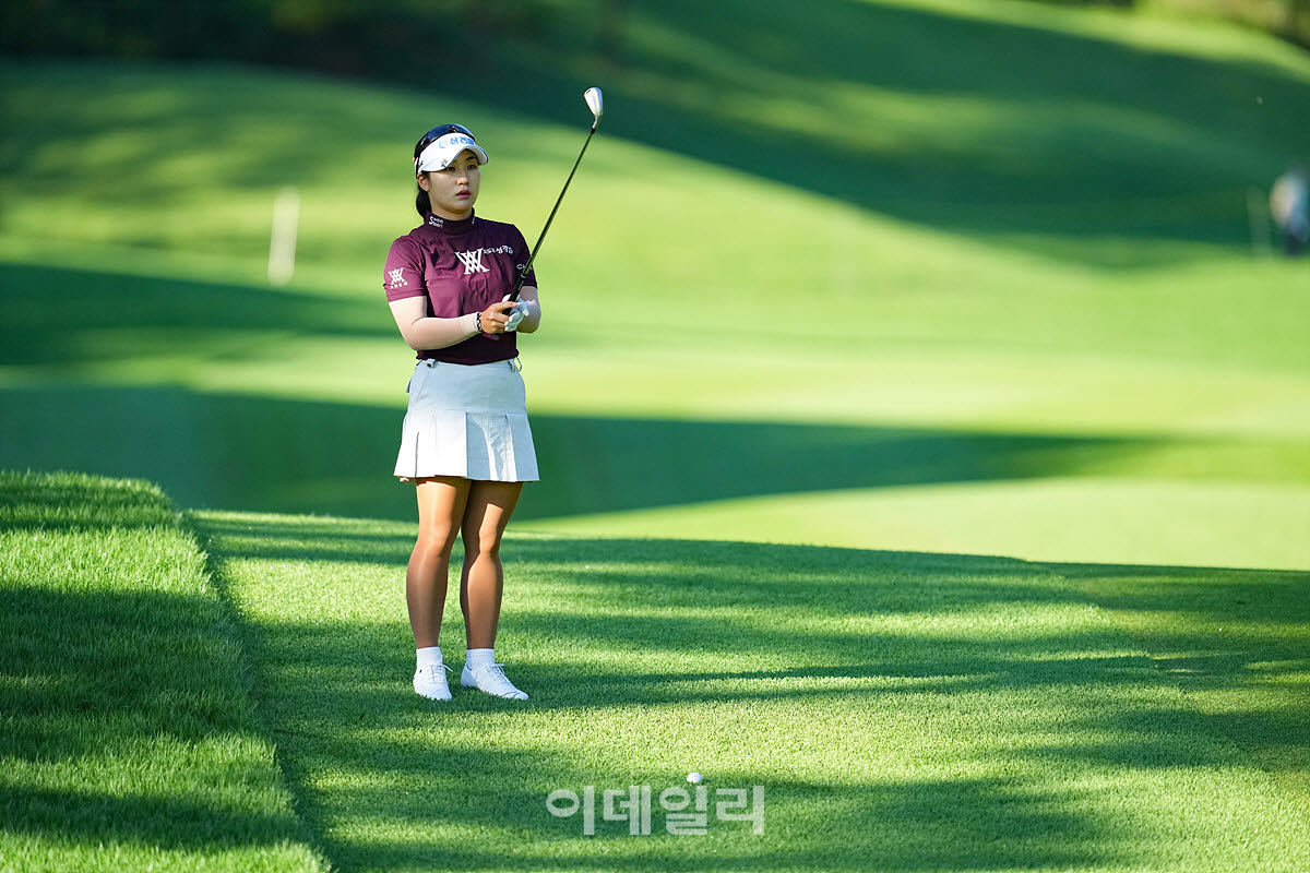 [이데일리 골프IN(포천)=조원범 기자] 5일 경기도 포천시에 위치한 포천 아도니스CC(파72.예선 6,695yds, 본선 6,582 yds)에서 'OK저축은행 읏맨 오픈'2라운드가 열린 가운데 최가빈(삼천리)이 2번홀에서 경기를 치르고 있다.