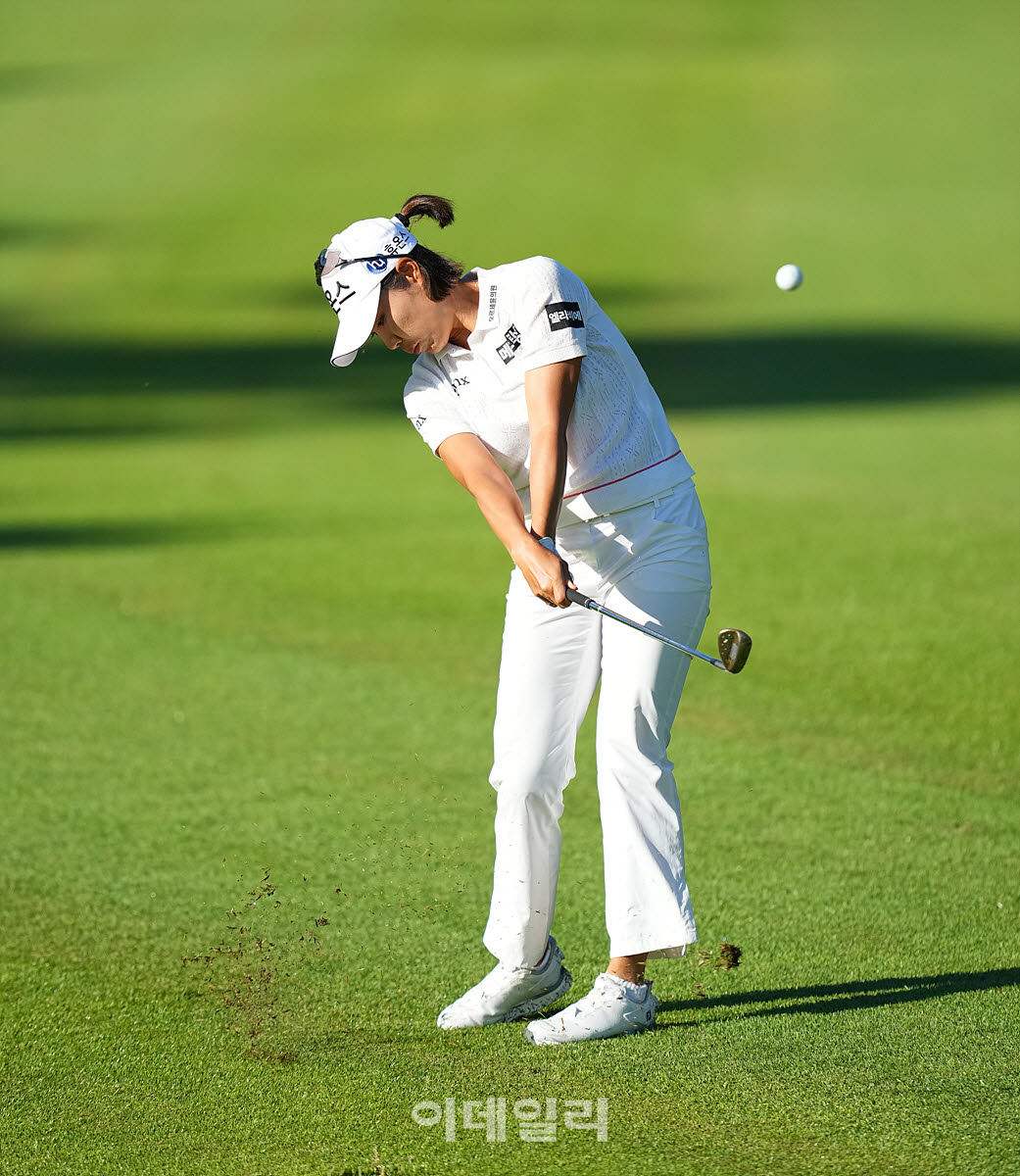 [이데일리 골프IN(포천)=조원범 기자]5일 경기도 포천시에 위치한 포천 아도니스CC(파72.예선 6,695yds, 본선 6,582 yds)에서 'OK저축은행 읏맨 오픈'2라운드가 열린 가운데 최민경(휴온스)이 11번홀에서 경기를 치르고 있다.