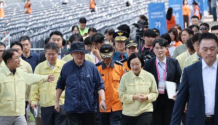 한성숙 국무총리가 5일 서울 여의도 한강공원 서울세계불꽃축제2026 축제장을 찾아 안전관리대책을 점검하고 있다. (사진=연합뉴스)