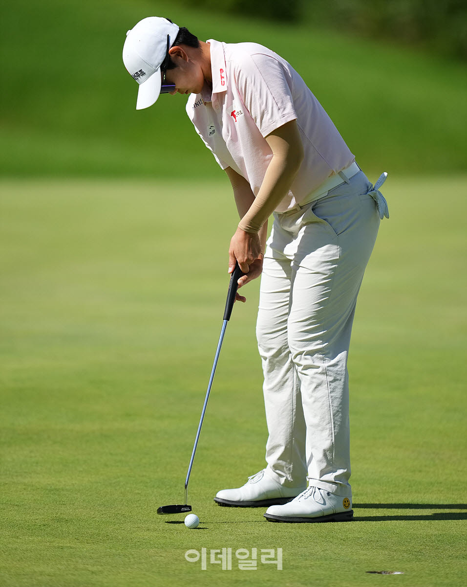 [이데일리 골프IN(포천)=조원범 기자]5일 경기도 포천시에 위치한 포천 아도니스CC(파72.예선 6,695yds, 본선 6,582 yds)에서 'OK저축은행 읏맨 오픈'2라운드가 열린 가운데 성은정(두산건설 위브)이 18번홀에서 경기를 치르고 있다.