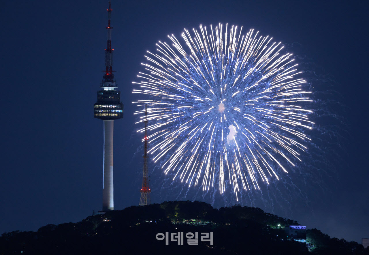5일 서울 여의도 한강공원에서 열린 '한화와 함께하는 서울세계불꽃축제 2026'에서 화려한 불꽃이 서울 밤하늘을 수놓고 있다. (사진=이데일리 방인권 기자)