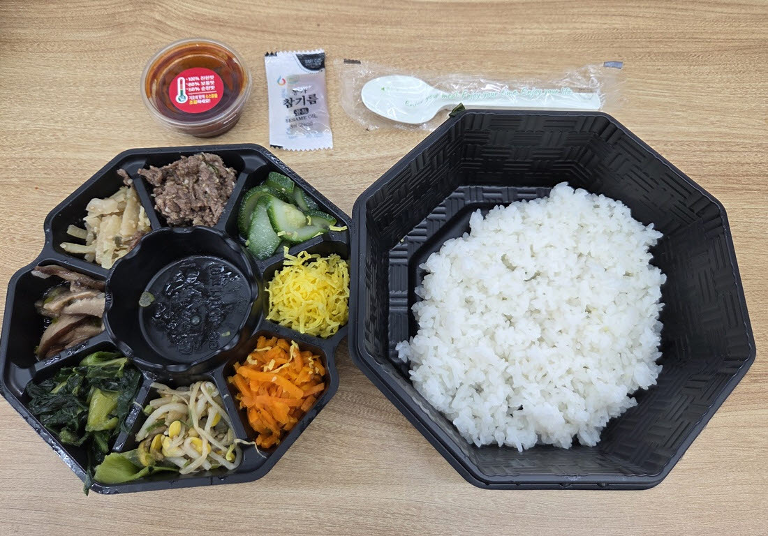 ‘시경 Pick 전주식소고기비빔밥’의 밥과 고명 트레이를 분리한 모습. 밥은 전자레인지에 30초간 데운 뒤 고명과 함께 비벼 먹는 방식이다. (사진=한전진 기자)