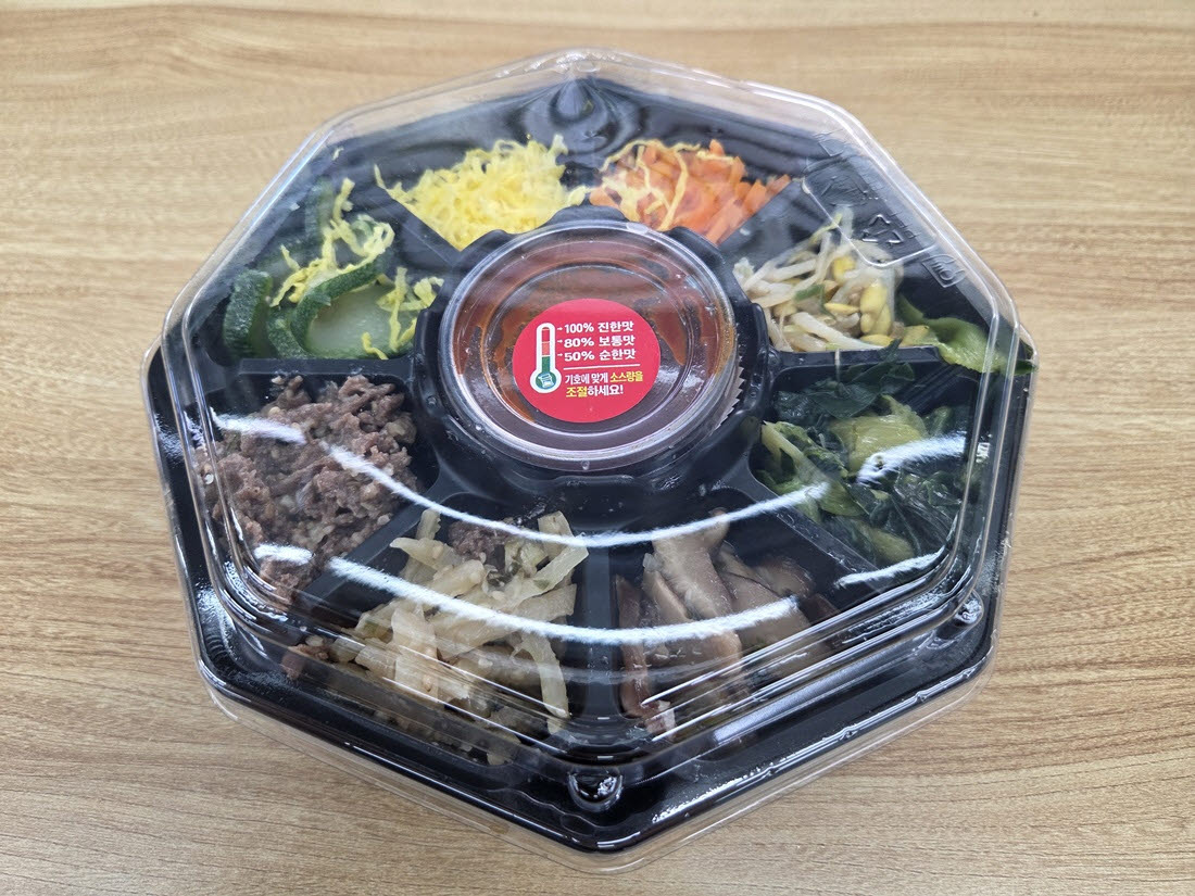 세븐일레븐 ‘시경 Pick 전주식소고기비빔밥’에 소고기 등 8가지 고명이 칸별로 나뉘어 담겨 있다. 고추장 용기에는 취향에 따른 양 조절법이 표시돼 있다. (사진=한전진 기자)