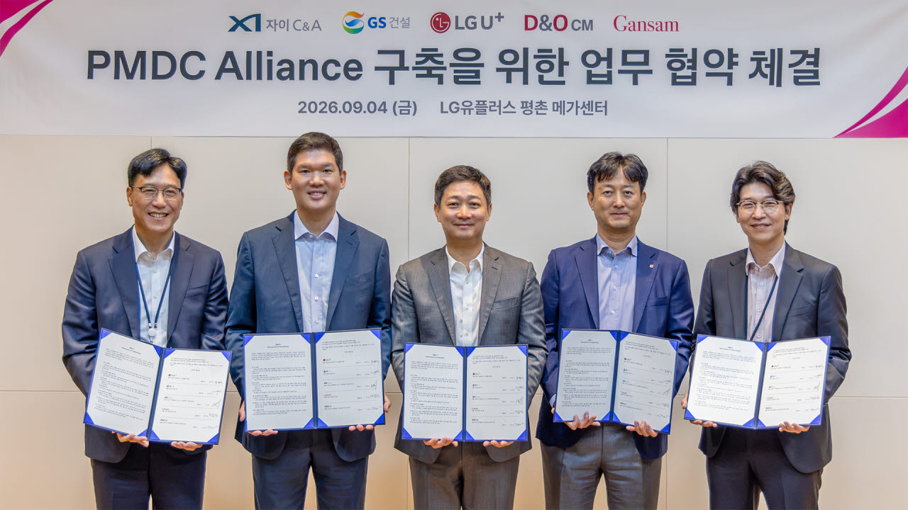 지난 4일 김욱수 자이C&A 대표(왼쪽부터), 허윤홍 GS건설 대표, 홍범식 LG유플러스 대표, 이영호 D&O CM 대표, 박무찬 간삼건축 총괄대표가 업무협약 기념사진을 촬영하고 있다. (사진=GS건설 제공)