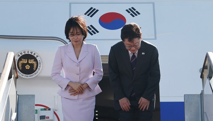 프랑스를 국빈 방문하는 이재명 대통령 부부가 6일 성남 서울공항 공군 1호기에서 환송객들을 향해 인사하고 있다. [연합뉴스 제공]