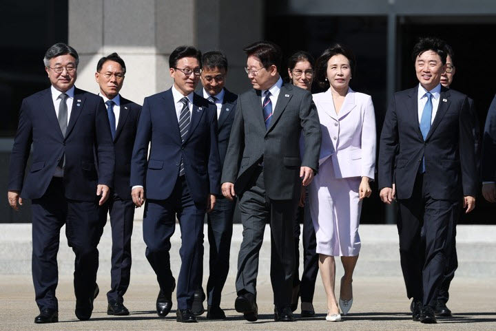 프랑스를 국빈방문 하는 이재명 대통령이 6일 성남 서울공항에서 김민석 더불어민주당 대표와 대화하며 공군 1호기로 이동하고 있다. [연합뉴스 제공]