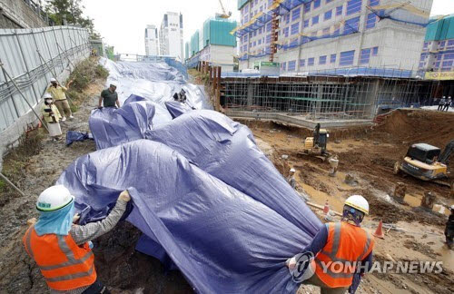 건설현장에서 작업자들이 폭우에 대비해 안전점검을 하고 있다. (사진=연합뉴스)