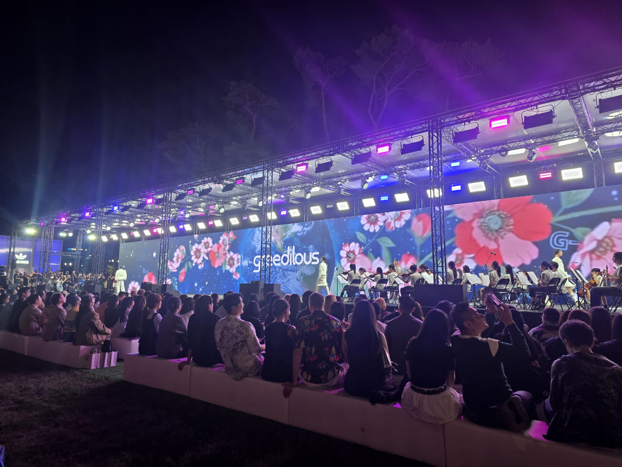 4일 저녁 서울 송파구 롯데월드타워 월드파크에서 열린 ‘2027 S/S 서울패션위크’ 그리디어스 패션쇼에서 모델들이 롯데 키즈 오케스트라의 연주에 맞춰 런웨이를 걷고 있다. (사진=박지애 기자)