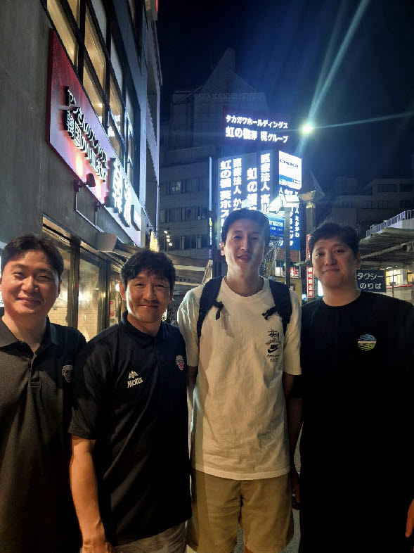 일본 프로농구 카가와 파이브 애로우즈에서 인턴 코치로 일하는 최진수(오른쪽 두 번째)가 울산 현대모비스 양동근 감독(왼쪽 두 번째), 박구영 수석코치(왼쪽), 함지훈 코치(오른쪽)와 함께 기념촬영을 하고 있다. 사진=울산 현대모비스