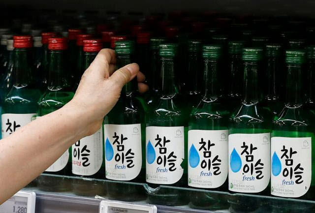 서울의 한 대형마트에서 시민이 참이슬 후레쉬를 고르고 있다. (사진=뉴시스)