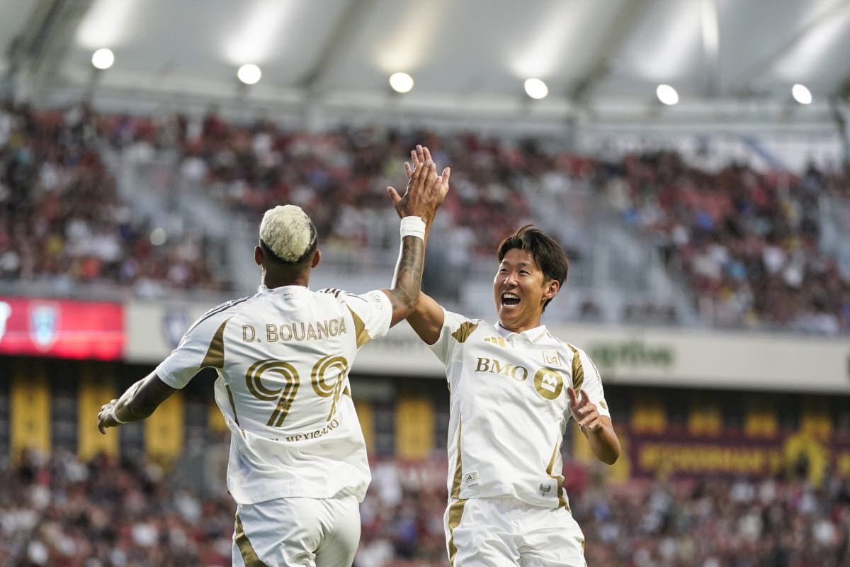 LAFC의 손흥민이 골을 터뜨린 뒤 어시스트를 한 드니 부앙가와 하이파이브를 나누고 있다. 사진=AFPBBNews