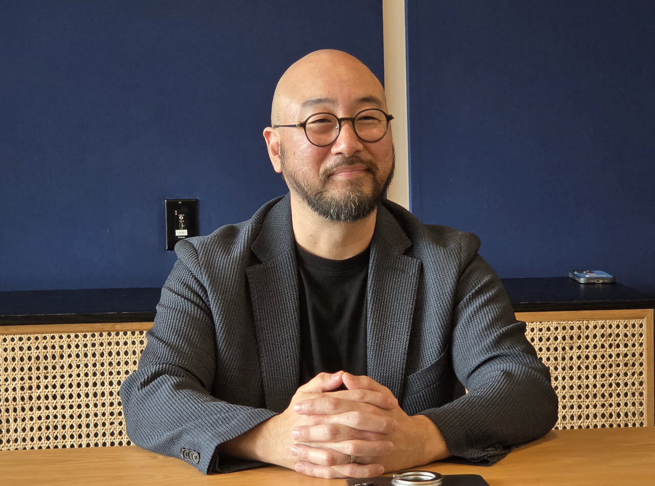 윤지용 우리그룹 대표가 기자들과 만나 인터뷰를 진행하고 있다. (사진=김응태 기자)