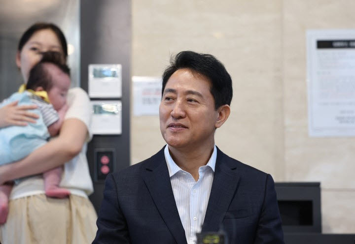 오세훈 서울시장이 지난 1일 서울 송파구 잠실르엘에서 미리내집 사업과 관련 현장을 방문했다.(사진=연합뉴스)