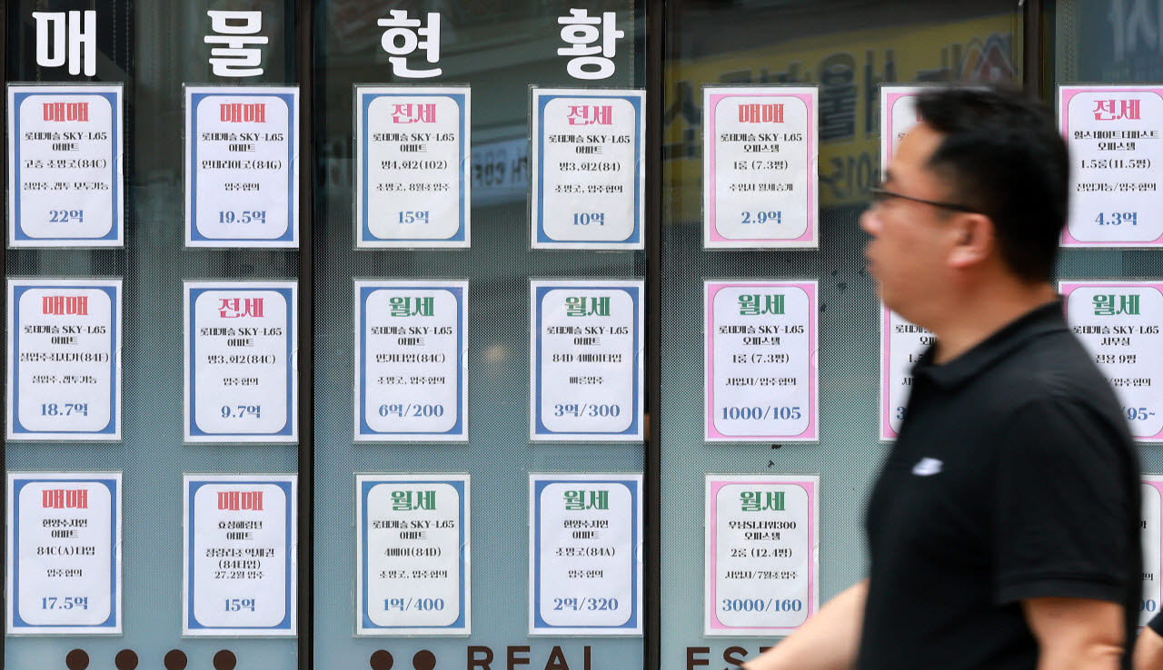 서울의 한 공인중개사무소에 매물현황과 시세표가 붙어 있다. (사진=방인권 기자)