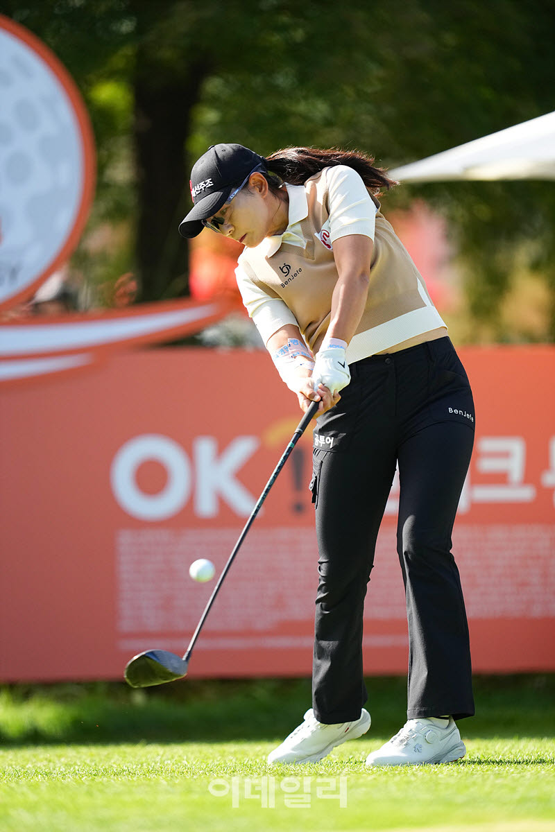[이데일리 골프IN(포천)=조원범 기자]5일 경기도 포천시에 위치한 포천 아도니스CC(파72.예선 6,695yds, 본선 6,582 yds)에서 'OK저축은행 읏맨 오픈'최종라운드가 열린 가운데 이지현3(대선주조)가 1번홀에서 경기를 치르고 있다.