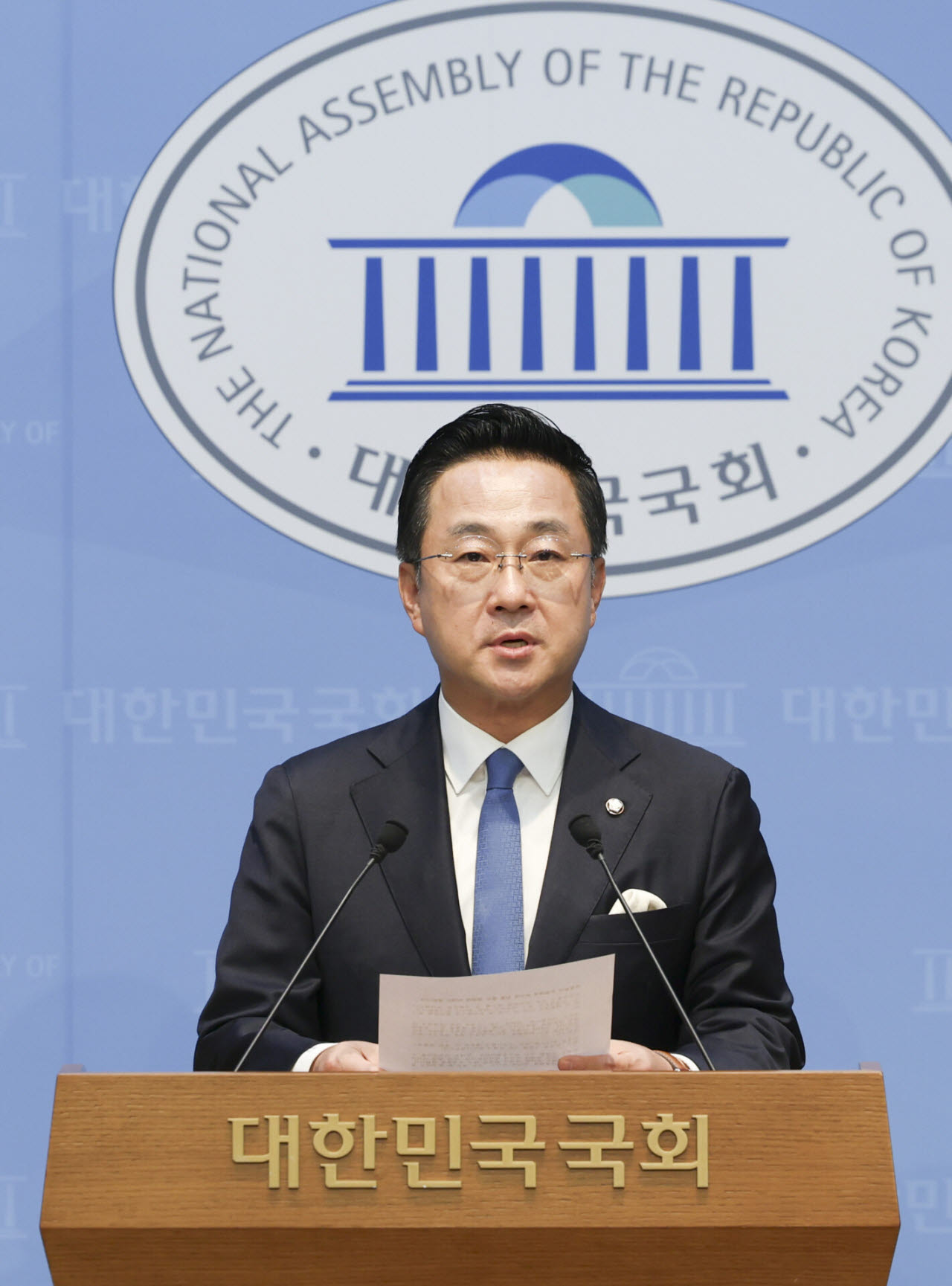 박성준 더불어민주당 수석대변인이 27일 오전 서울 여의도 국회 소통관에서 박근혜 전 대통령의 국민의힘 연찬회 참석 관련 기자회견을 하고 있다. (사진=뉴시스)