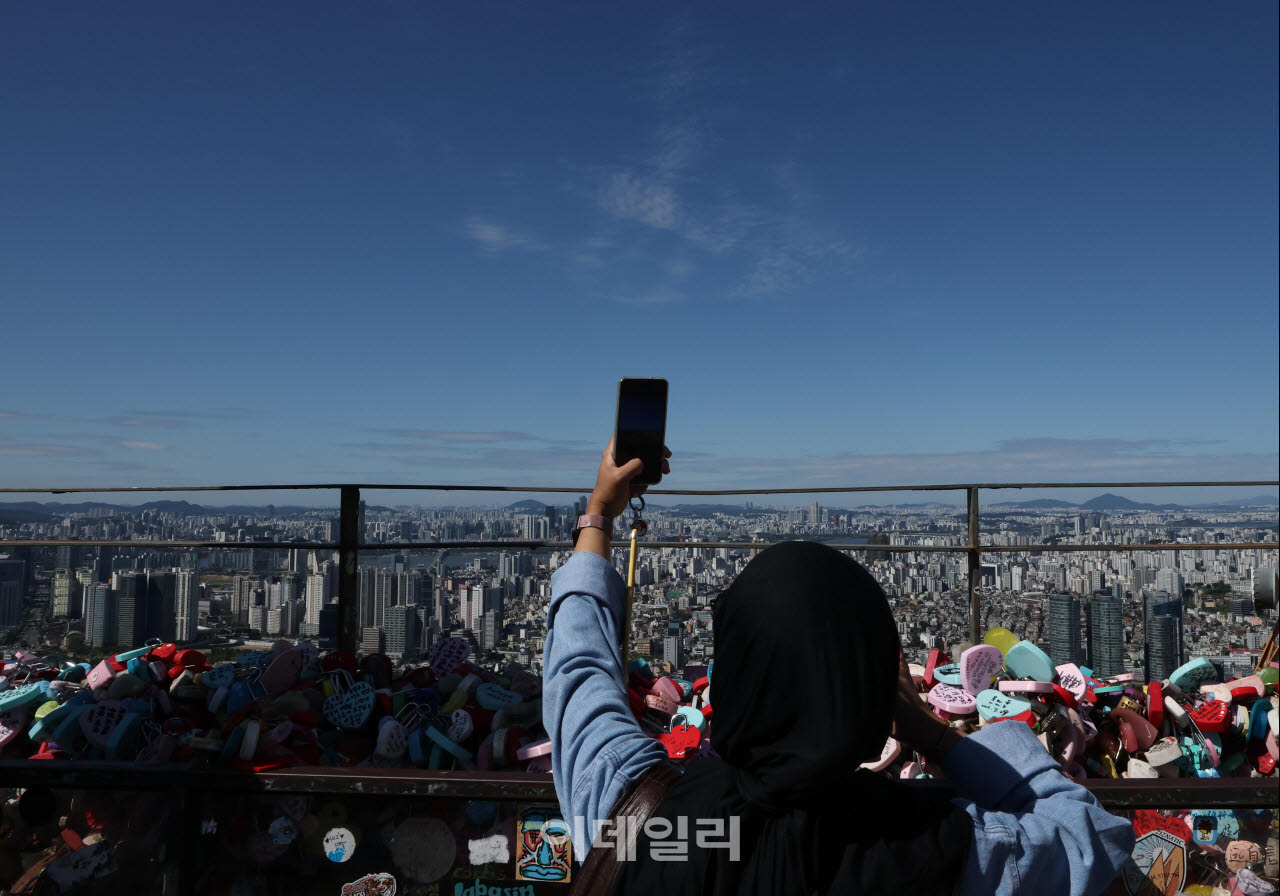 쾌청한 가을 날씨를 보인 6일 서울 용산구 남산서울타워를 찾은 한 외국인 관광객이 사진을 촬영하고 있다. (사진= 노진환 기자)