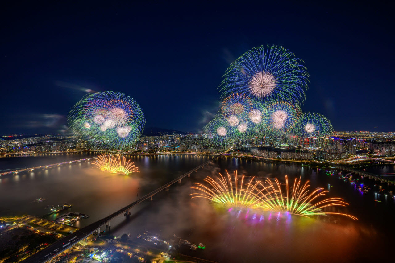한화와 함께하는 서울세계불꽃축제 2026에서 선보인 ㈜한화의 불꽃.(사진=한화 제공)