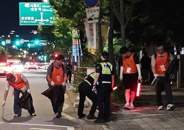 한화 임직원 봉사단이 불꽃축제 행사 후 여의도 한강공원 일대의 쓰레기를 줍고 행사장을 정리하는 ‘클린 캠페인’을 펼치고 있다.(사진=한화 제공)