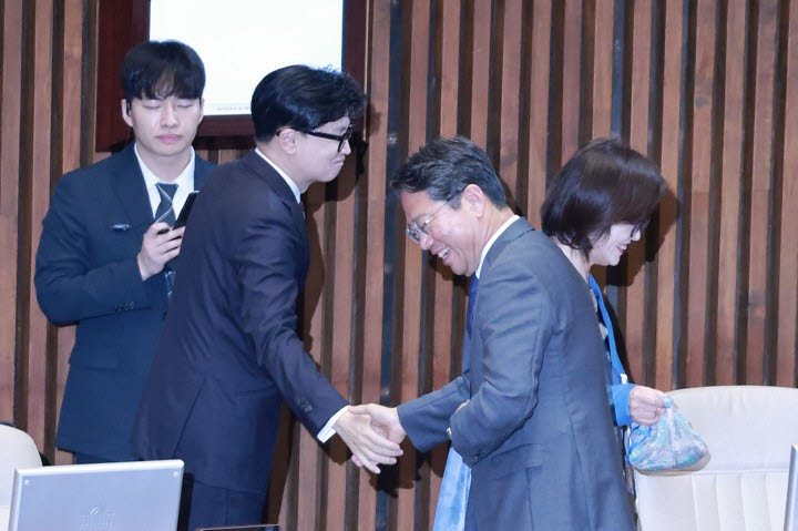 법무부 장관 후보자인 더불어민주당 김승원 의원과 무소속 한동훈 의원이 지난 1일 국회에서 열린 제439회 정기국회 개회식에서 인사를 나누고 있다.(사진=연합뉴스)