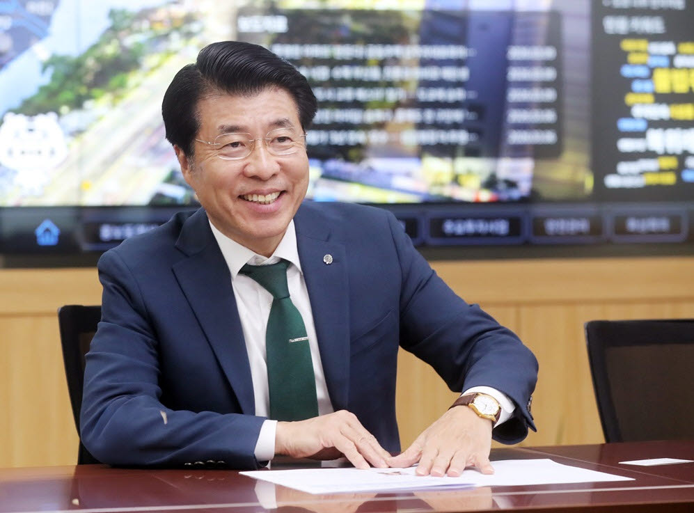 송파구(구청장 서강석)는 '음식물쓰레기 다이어트'로 지난 4일 기후에너지환경부가 주최한 '제18회 자원순환의 날' 행사에서 국무총리상을 수상했다. (사진=송파구)