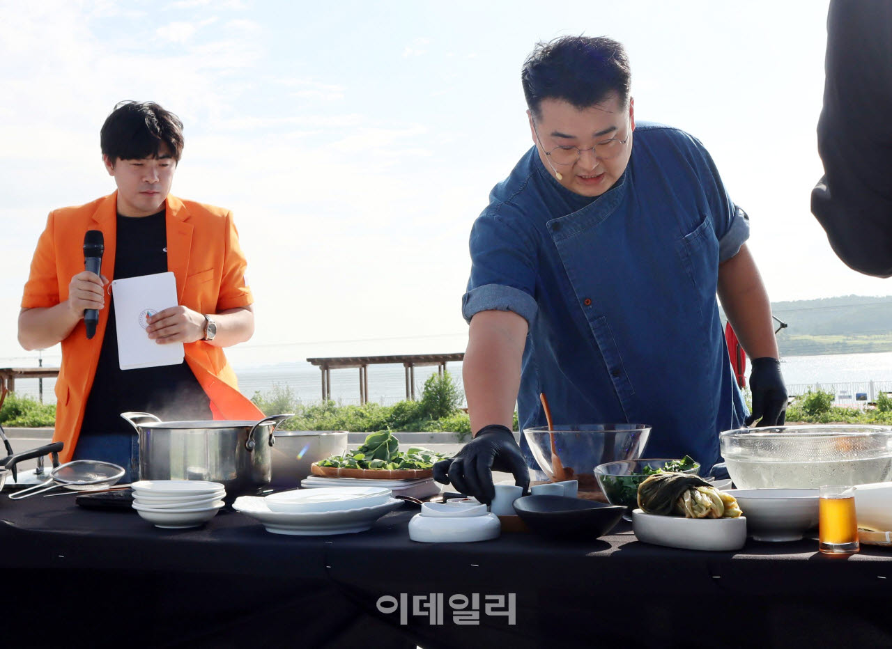 [포토] 이원일 셰프 쿠킹쇼, 섬 음식 선보여...