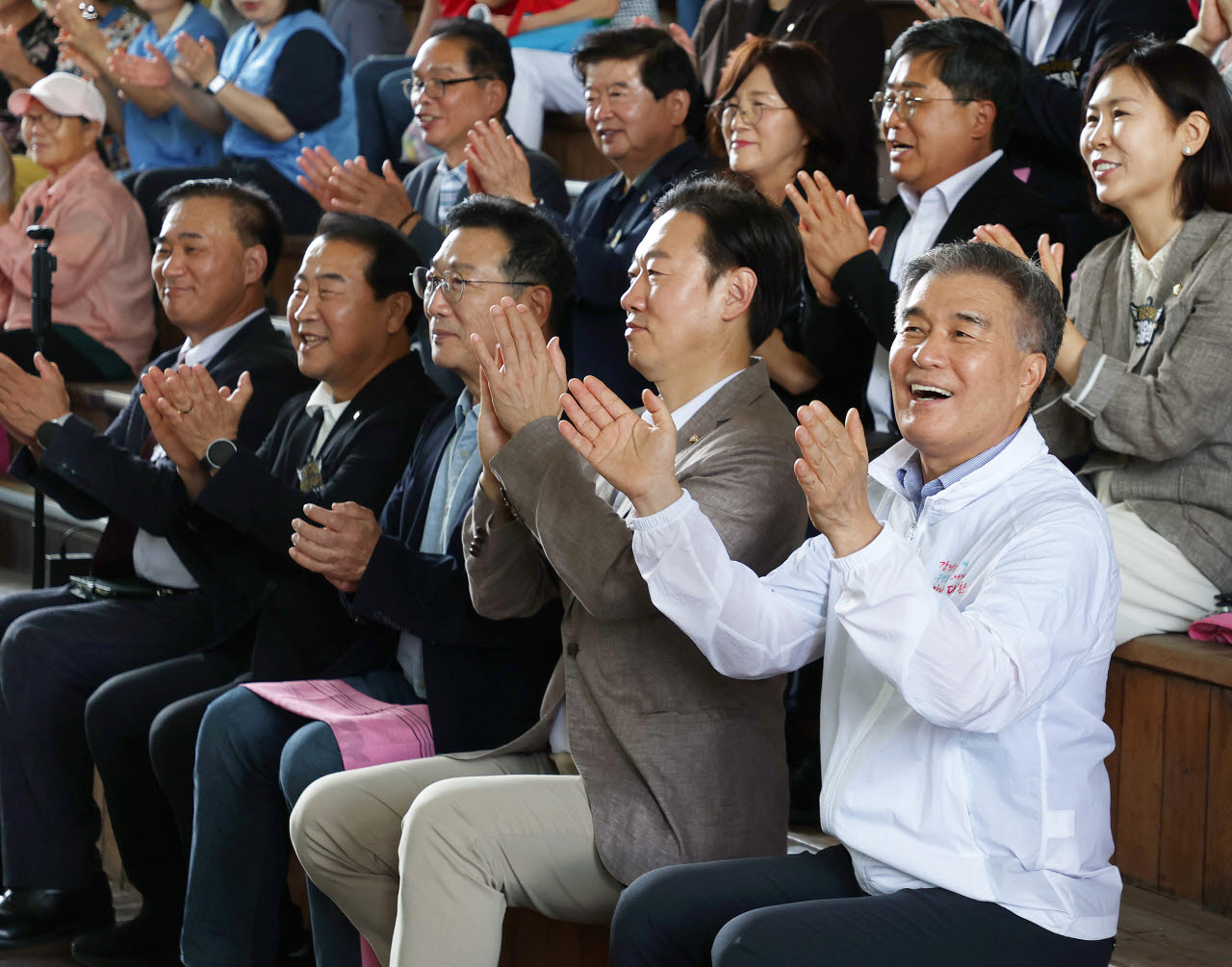 김현기(앞줄 오른쪽) 강남구청장이 5일 ‘2026 양재천 돗자리 자원봉사축제’에 참석하고 있다. (사진=강남구)