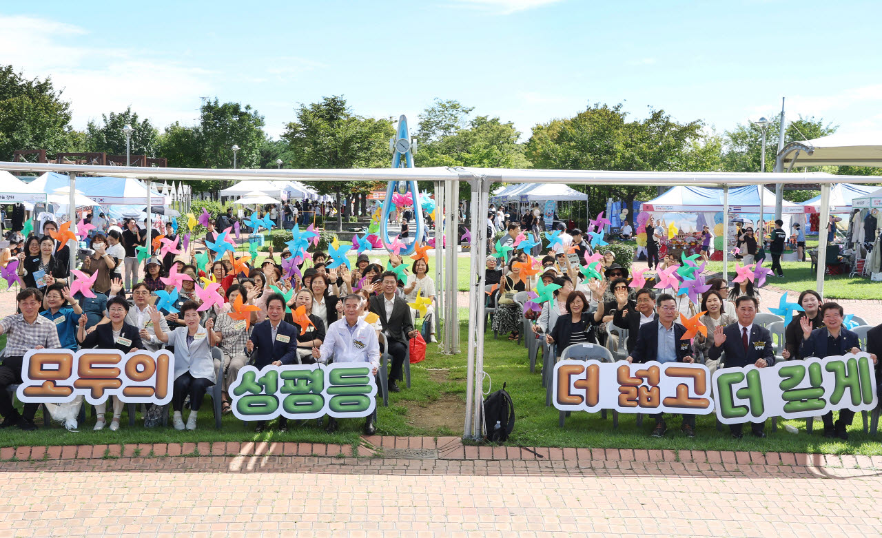 김현기 강남구청장과 참가자들이 5일 마루공원에서 열린 ‘2026 강남 온가족 어울림 페스타’에서 기념촬영을 하고 있다. (사진=강남구)