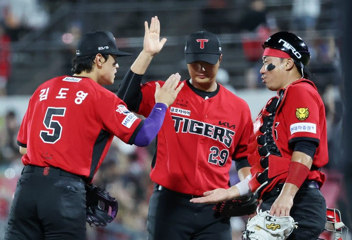 6일 광주기아챔피언스필드에서 열린 프로야구 kt wiz와 KIA 타이거즈의 경기. KIA 김도영(왼쪽)이 8-3 승리로 경기를 마치고 변우혁, 김태군과 자축하고 있다. 사진=연합뉴스