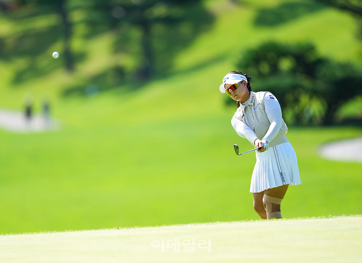 [이데일리 골프IN(포천)=조원범 기자]5일 경기도 포천시에 위치한 포천 아도니스CC(파72.예선 6,695yds, 본선 6,582 yds)에서 'OK저축은행 읏맨 오픈'최종라운드가 열린 가운데 임희정(두산건설 위브)이 1번홀에서 경기를 치르고 있다.