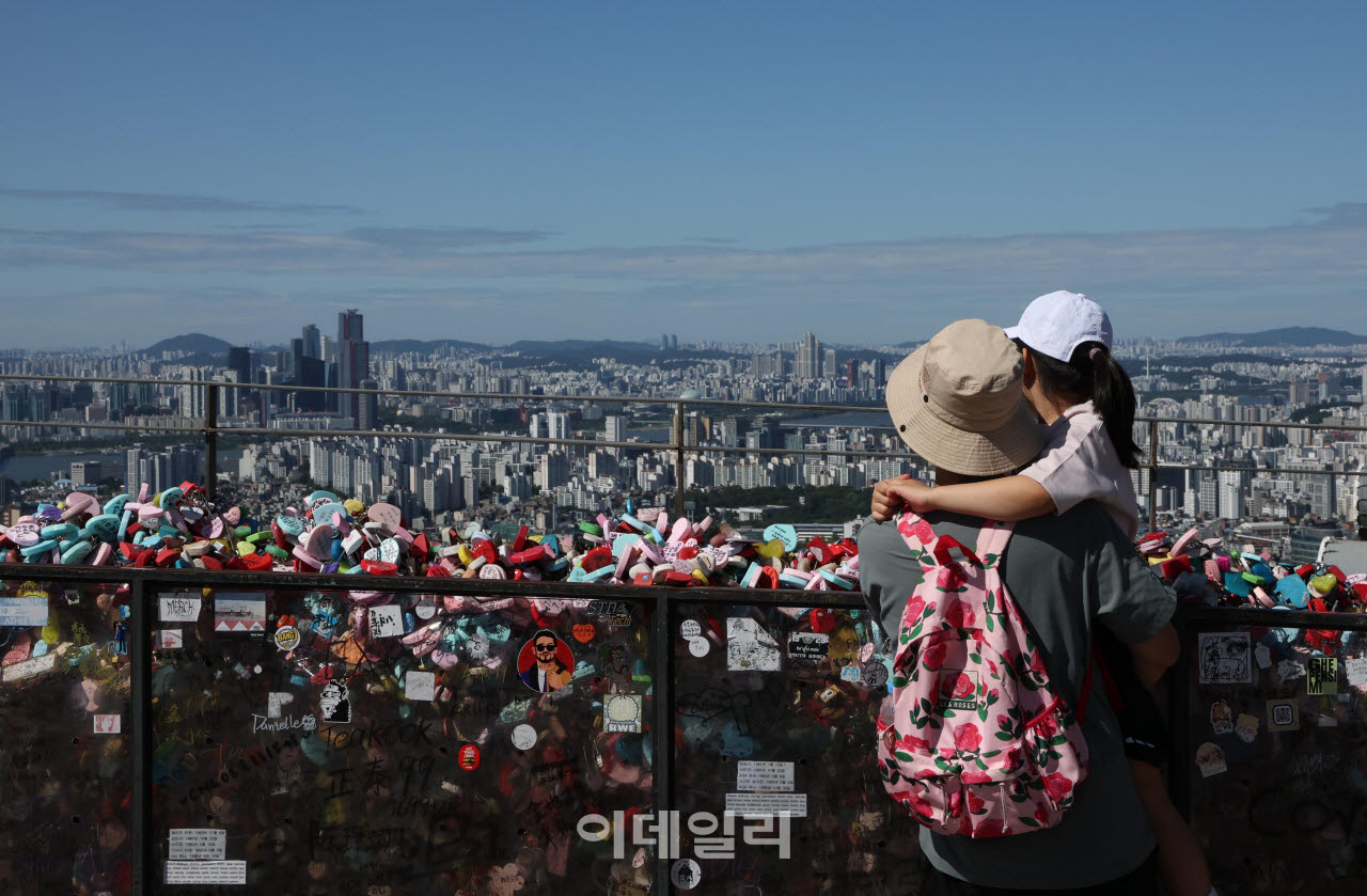 쾌청한 가을 날씨를 보인 6일 서울 용산구 남산서울타워를 찾은 한 부녀가 탁 트인 전망을 감상하고 있다. (사진= 노진환 기자)