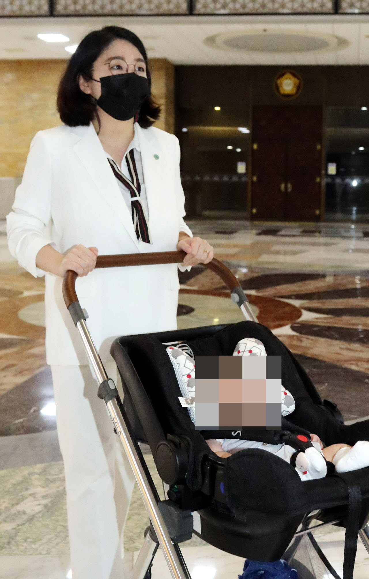용혜인 기본소득당 의원이 2021년 7월 출산휴가 후 서울 영등포구 국회로 출근해 본회의장을 지나고 있다. (사진=공동취재사진)