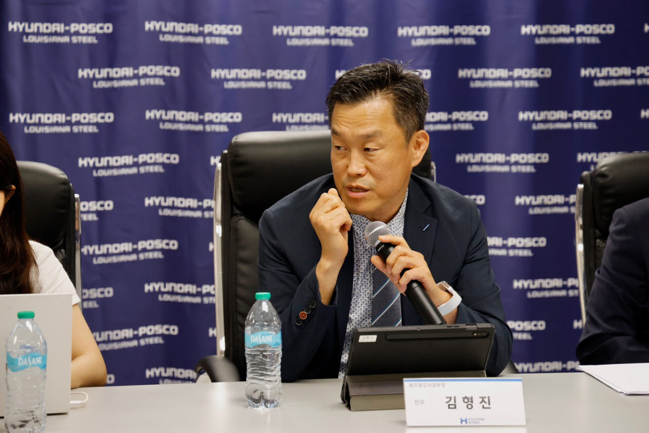김형진 현대제철 북미철강사업전략본부 전무가 3일(현지시간) 미국 루이지애나주 도널드슨빌 HPLS 현장에서 열린 기자간담회에서 발언하고 있다.(사진=현대제철 제공)