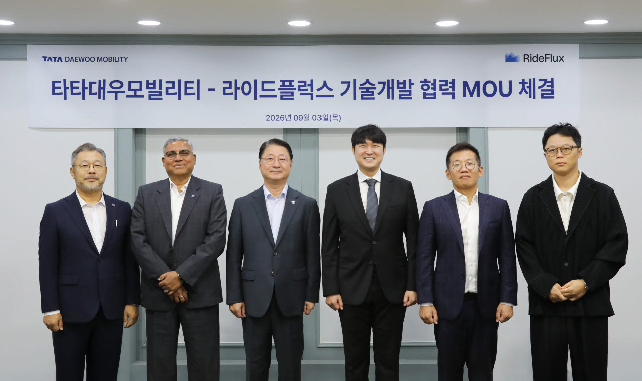 사진설명:(왼쪽부터)이윤규 타타대우 연구소장, 아닐 신하 타타대우 부사장, 김태성 타타대우 사장, 박중희 라이드플럭스 대표, 강혁 라이드플럭스 CFO, 임종철 라이드플럭스 전략 부문장이 MOU 체결 후 기념촬영을 하고 있다. (사진=라이드플럭스)