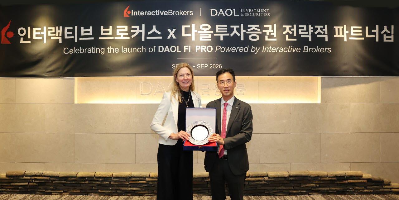 이병철(오른쪽) 다올금융그룹 회장과 스테이시 밀러스(Stacy Millus) IBKR 수석부사장(사진 왼쪽)이 3일 서울 여의도 다올투자증권 본사에서 열린 업무 협약식에서 기념촬영을 하고 있다. (사진=다올투자증권 제공)