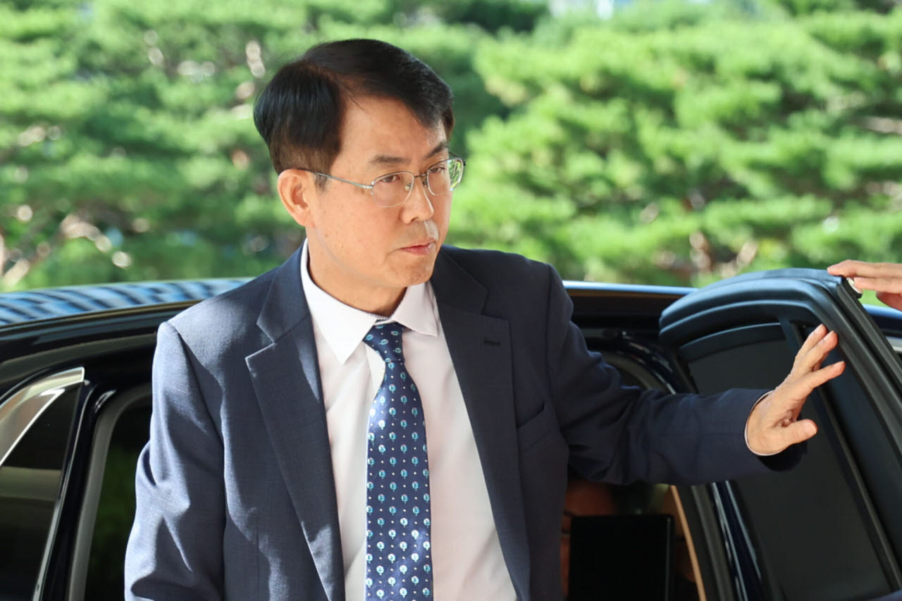 이흥구 대법관이 7일 서울 서초구 대법원으로 출근하고 있다. 이 대법관은 오늘 퇴임한다. (사진 = 뉴시스)
