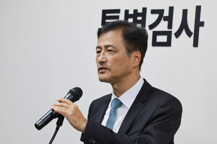 6·3 지방선거 투표용지 부족 사태 등을 수사하는 이태한 선거관리위원회 특별검사가 7일 서울 서초구 특검 사무실 브리핑실에서 열린 기자간담회에서 특검보를 소개하고 있다. (사진=공동취재)