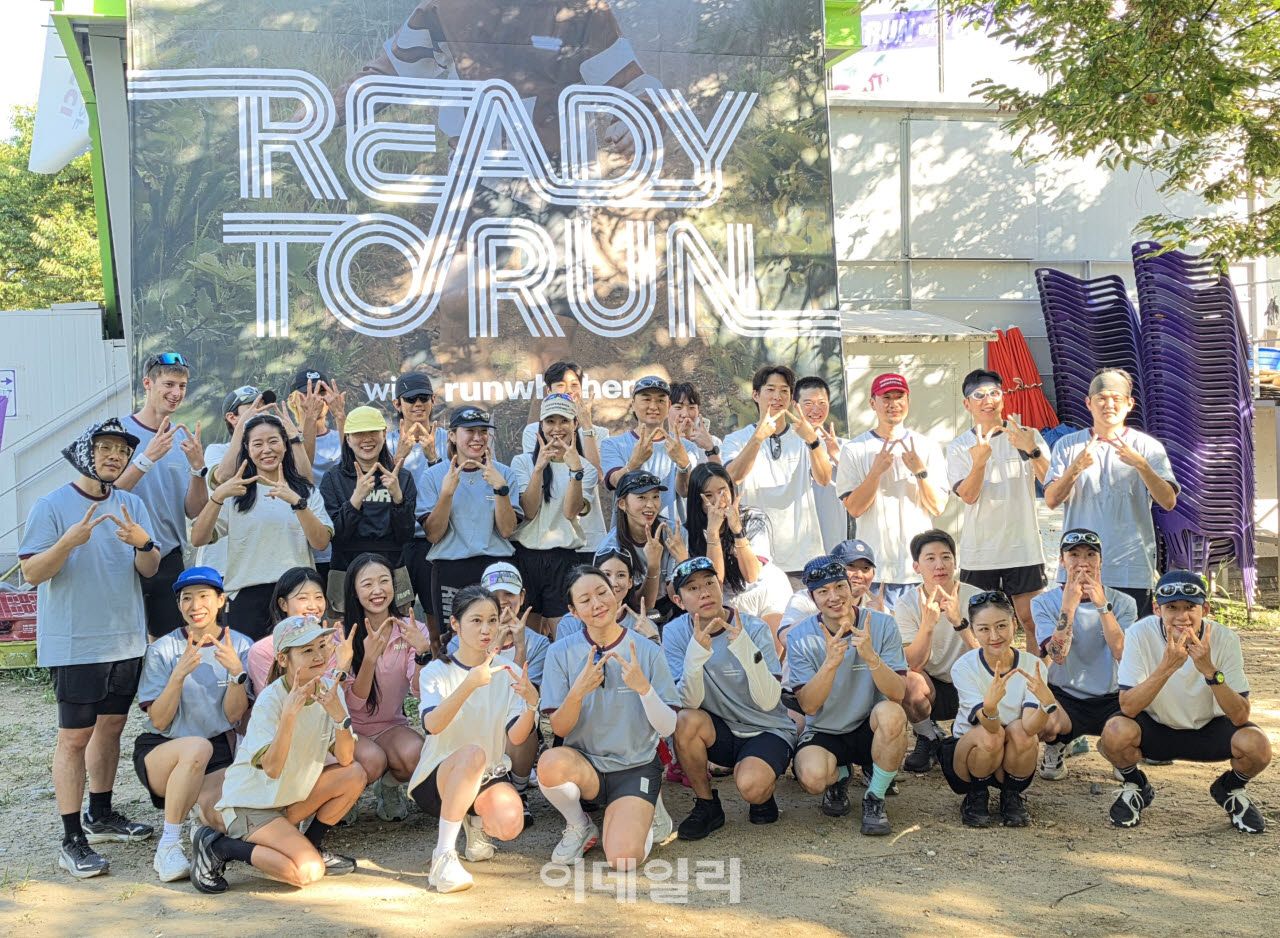 지난 6일 서울 여의도에서 진행한 '런위더 x 262wave' 러닝 세션 이벤트에서 참석한 러너들이 기념사진을 찍고 있다. (사진=한광범 기자)