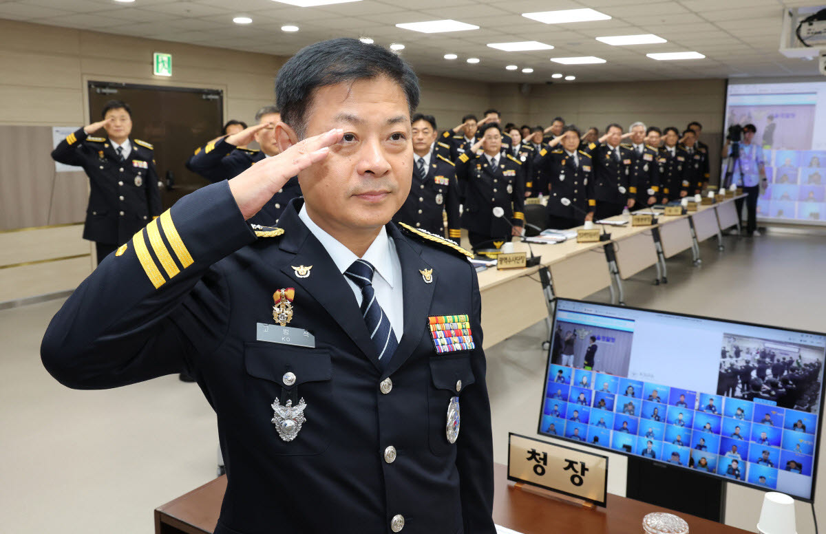 고범석 신임 서울경찰청장이 지난 3일 서울 종로구 서울시경찰청에서 열린 취임식에서 국기에 경례하고 있다.(사진= 연합뉴스)