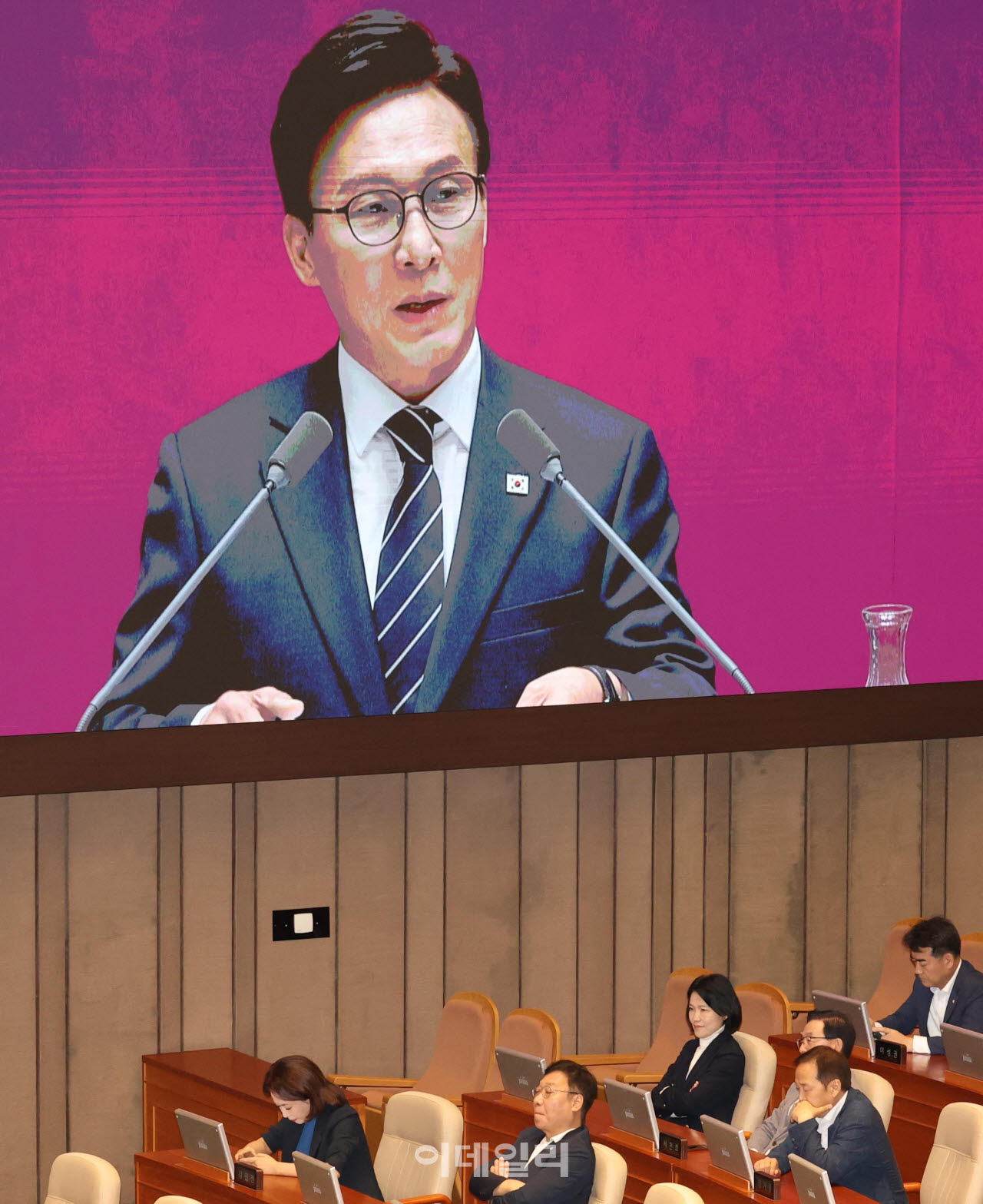 [이데일리 노진환 기자] 이진숙 의원 등 국민의힘 의원들이 7일 서울 여의도 국회에서 열린 제439회국회(정기회) 제3차 본회의에서 김민석 더불어민주당 대표의 교섭단체 대표연설을 듣고 있다.