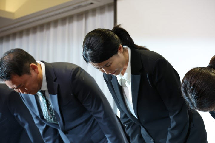 최주희(가운데) 티빙 대표이사 및 임원들이 3일 서울 중구의 한 호텔에서 개인정보 유출 사고에 대해 사과하고 있다.(사진=연합뉴스)