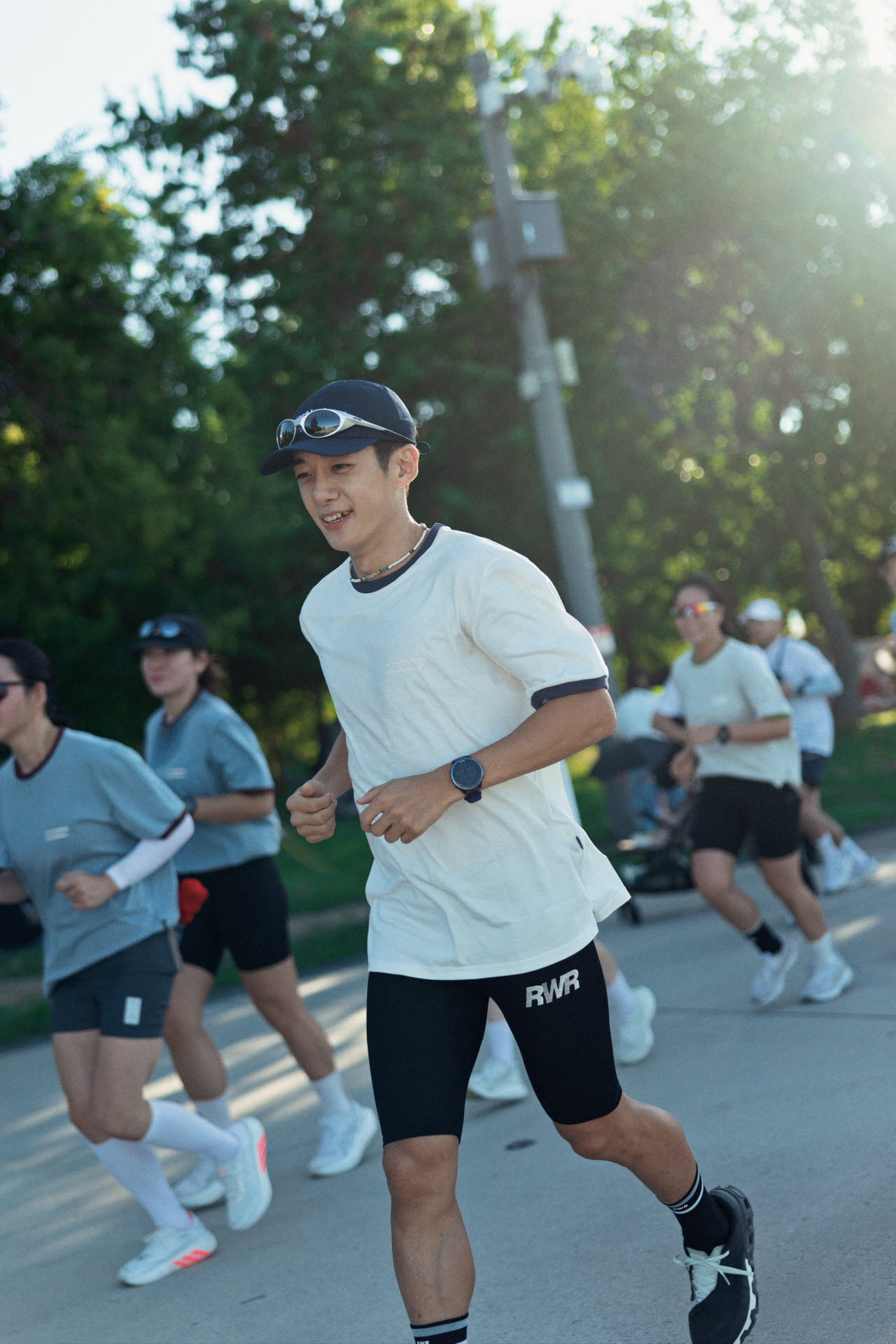 크림·런위더(runwhither)는 지난 6일 러닝 인플루언서 '262wave', 사진 신청 러너 30여명과 함께 한강공원을 달리는 러닝 세션을 진행했다. (사진=크림)