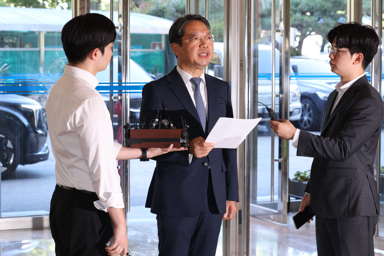 [이데일리 이영훈 기자] 김승원 법무부 장관 후보자가 7일 오전 서울 종로구 적선현대빌딩에 마련된 인사청문회 준비사무실로 출근하며 각종 의혹 등과 관련해 입장을 밝히고 있다.