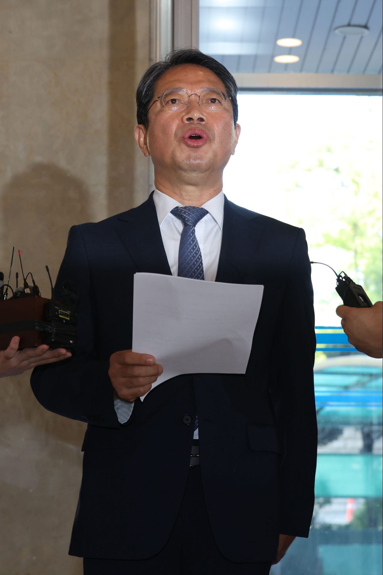 [이데일리 이영훈 기자] 김승원 법무부 장관 후보자가 7일 오전 서울 종로구 적선현대빌딩에 마련된 인사청문회 준비사무실로 출근하며 각종 의혹 등과 관련해 입장을 밝히고 있다.