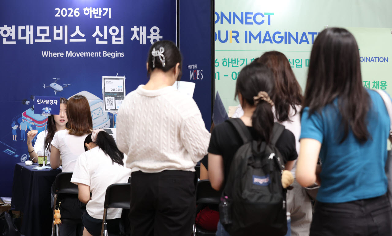 7일 서울 서대문구 이화여자대학교 ECC에서 열린 2026년 하반기 채용박람회 '이화 잡페어’를 찾은 학생들이 취업 상담을 받고 있다.