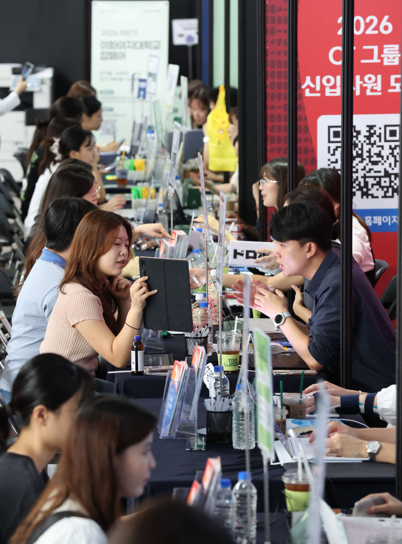 7일 서울 서대문구 이화여자대학교 ECC에서 열린 2026년 하반기 채용박람회 '이화 잡페어’를 찾은 학생들이 취업 상담을 받고 있다.