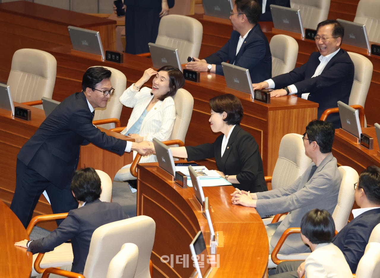 [이데일리 노진환 기자] 김민석 더불어민주당 대표가 7일 서울 여의도 국회에서 열린 제439회국회(정기회) 제3차 본회의에서 교섭단체 대표연설을 마친 후 국민의힘 의원들과 악수하고 있다.
