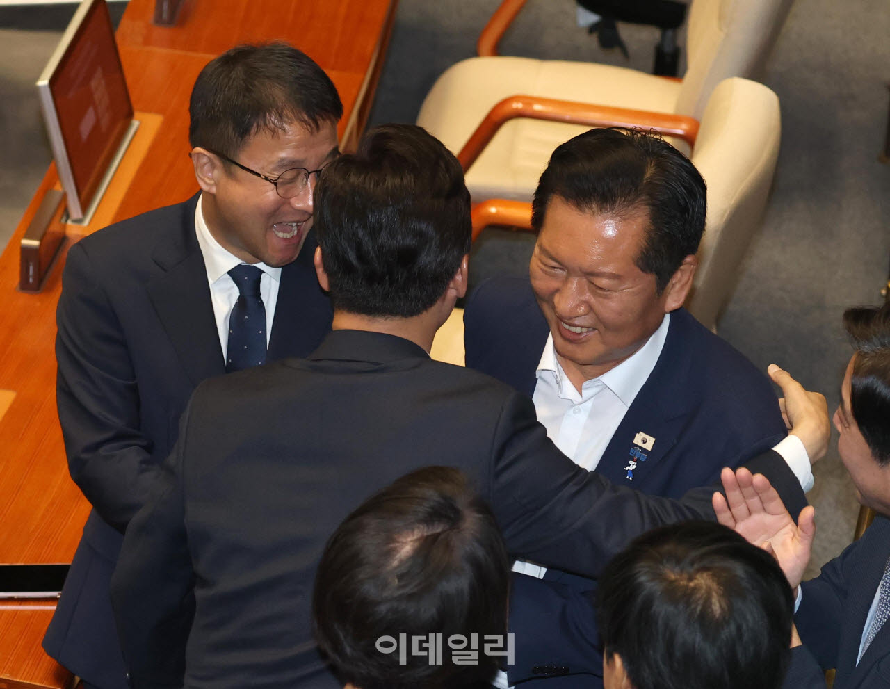 [이데일리 노진환 기자] 김민석 더불어민주당 대표가 7일 서울 여의도 국회에서 열린 제439회국회(정기회) 제3차 본회의에서 교섭단체 대표연설을 마친 후 정청래 전 대표와 포옹하고 있다.
