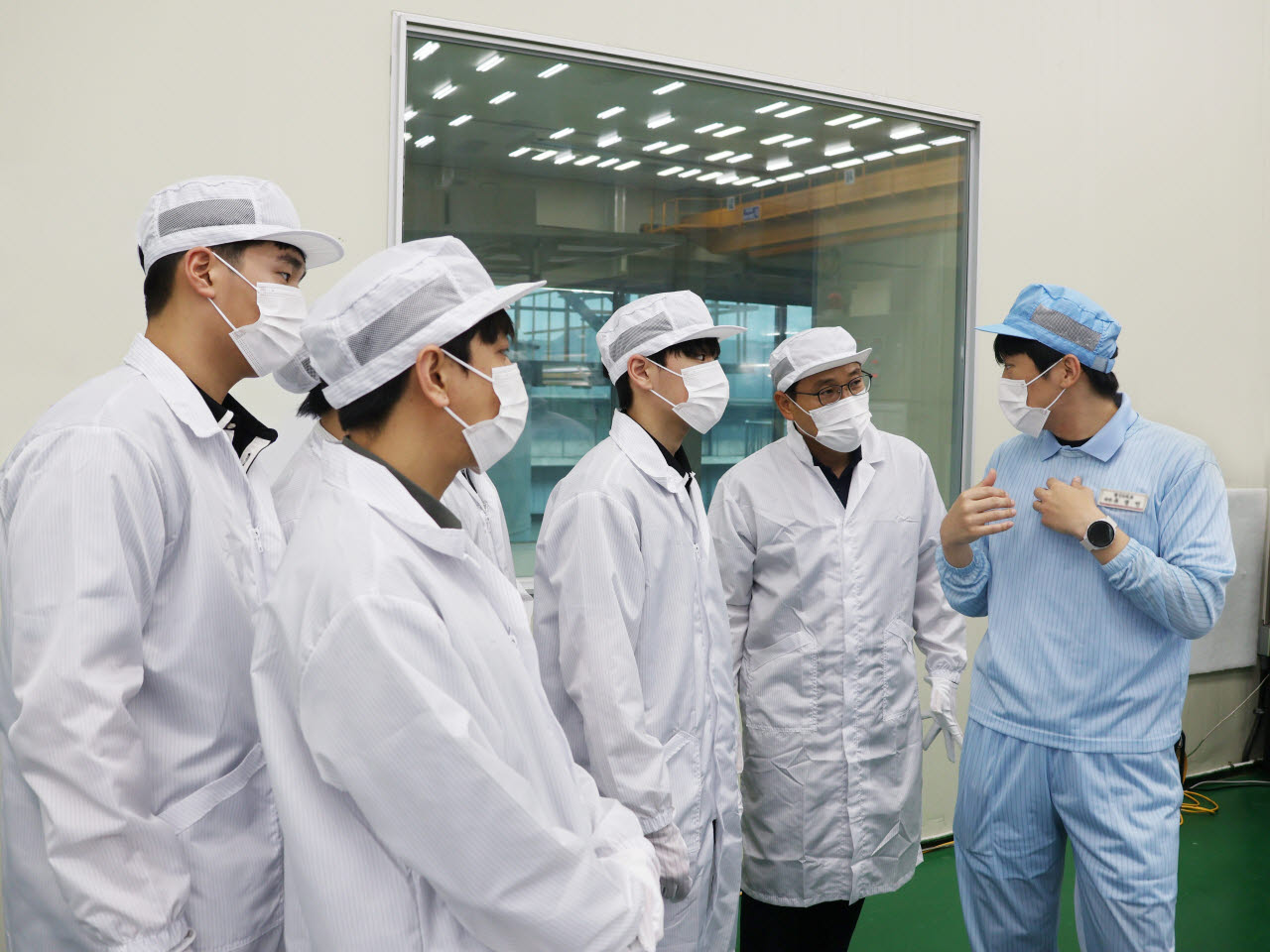 롯데에너지머티리얼즈 직원이 이리공업고등학교 학생 및 교사에게 익산공장 현장을 설명하고 있다. (사진=롯데에너지머티리얼즈)